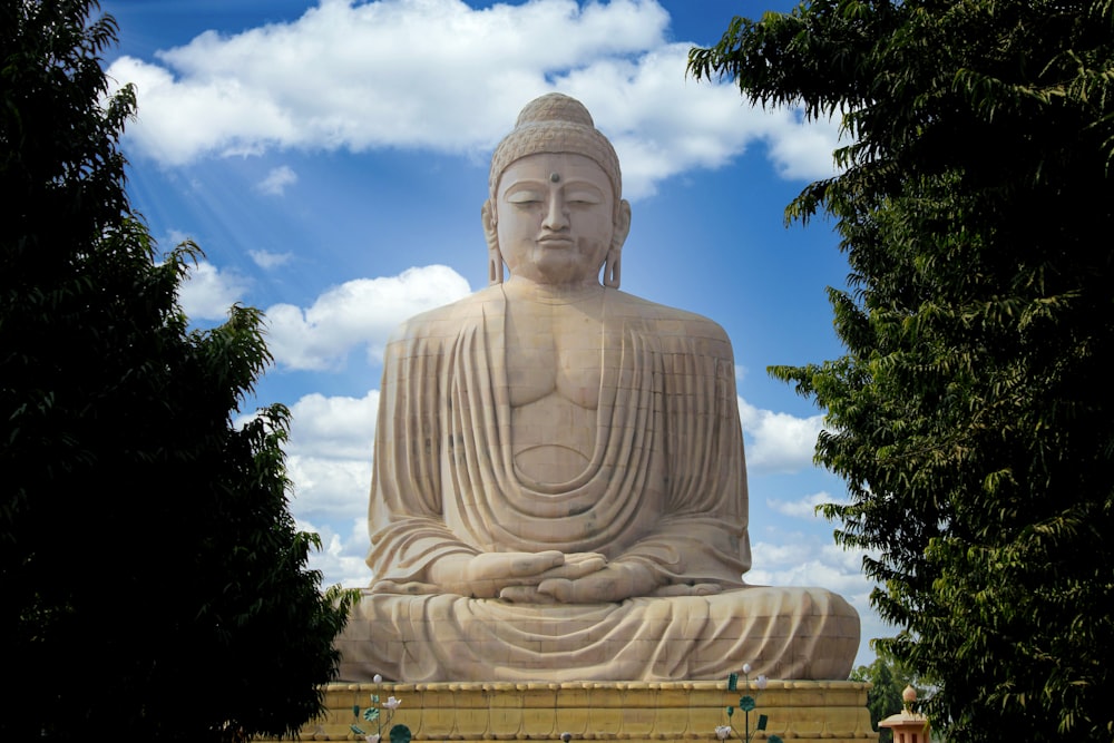 Statue en béton blanc sous le ciel bleu pendant la journée