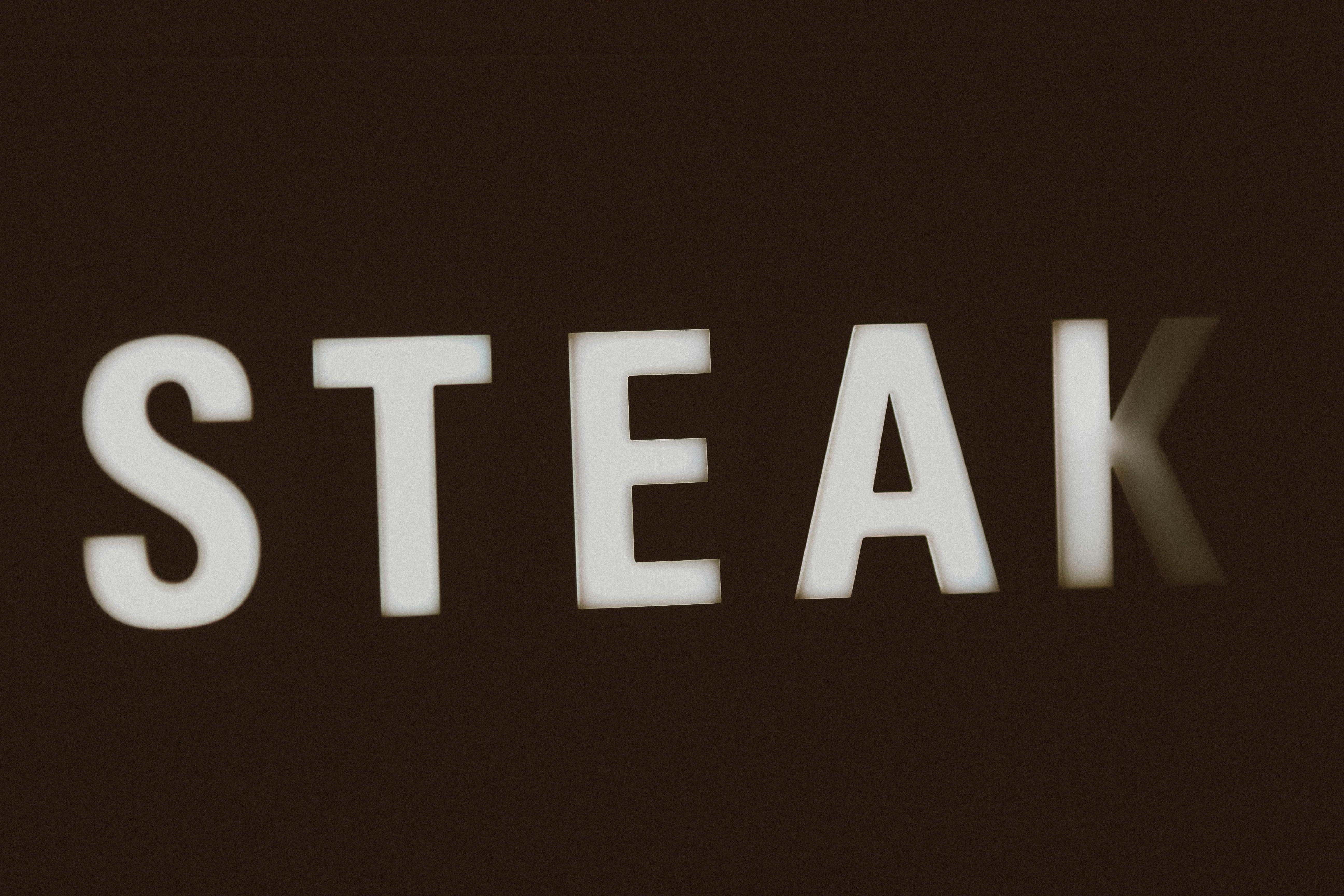 https://images.unsplash.com/photo-1622196464376-554c491b036f?ixid=M3w2MjYzNjJ8MHwxfHNlYXJjaHwxfHxOdXNyLUV0JTIwU3RlYWtob3VzZXxlbnwwfDB8fHwxNzUyODY0NjA4fDA&ixlib=rb-4.1.0