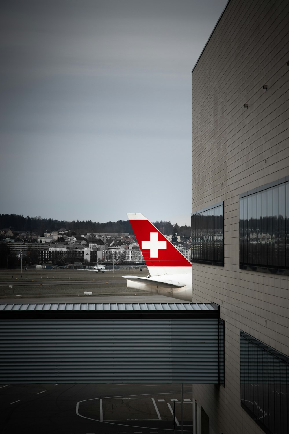 aeroplano bianco e rosso sull'aeroporto durante il giorno