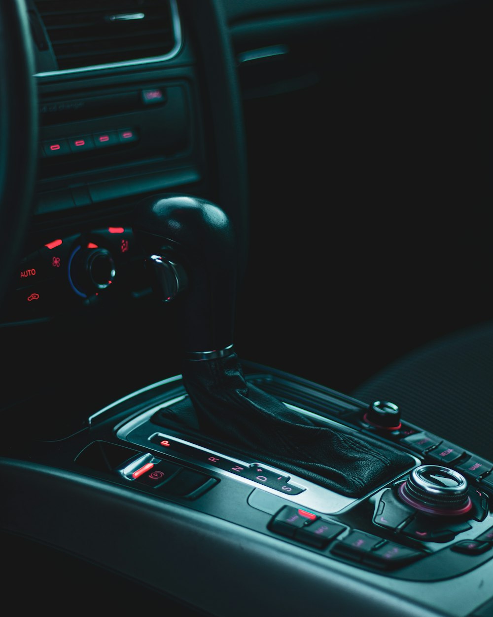 volante de coche negro en fondo negro