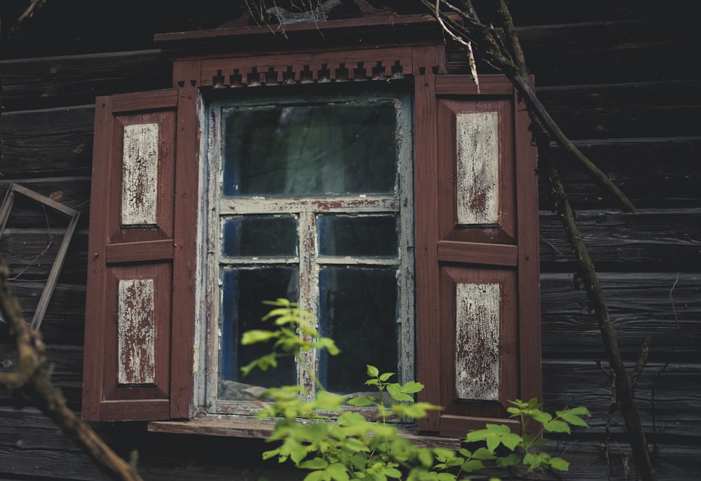 Ventana de vidrio con marco de madera marrón