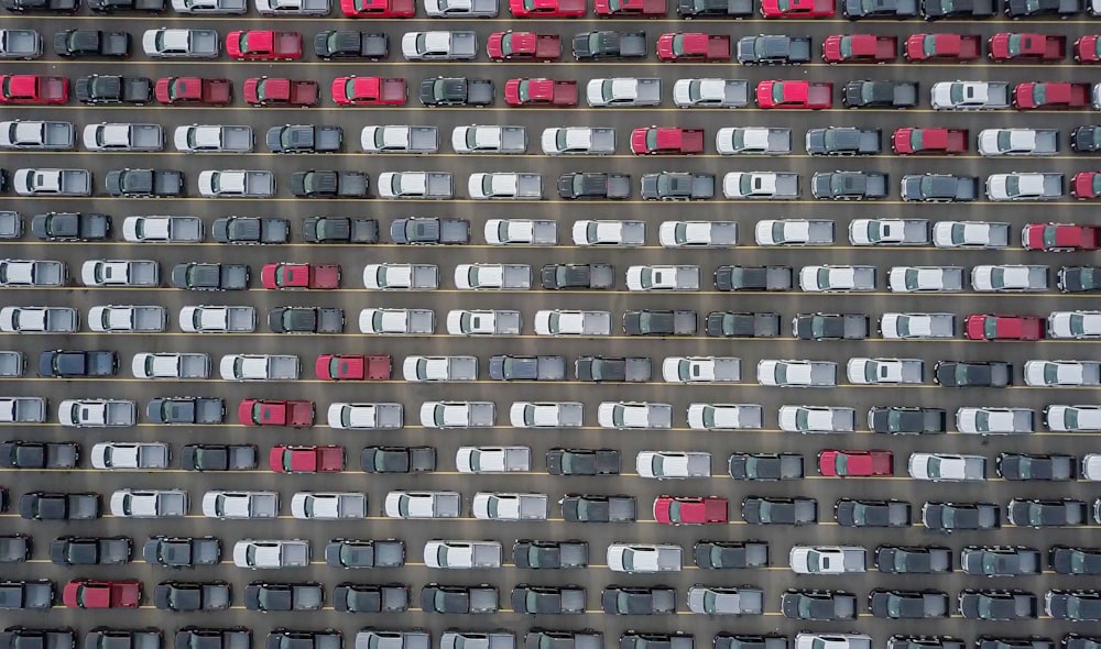 Edificio de hormigón gris y rojo