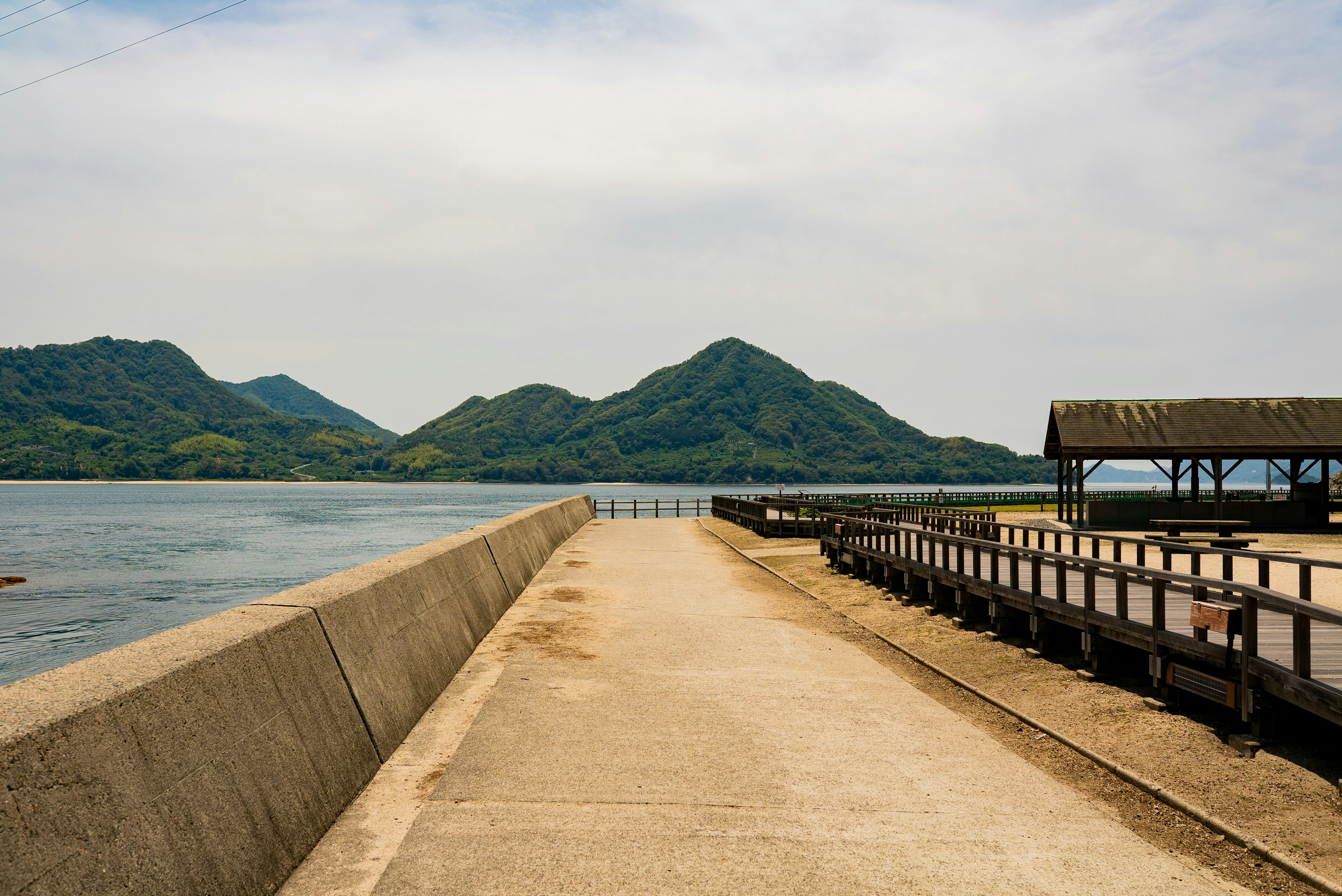 Muelle de madera marrón en el mar durante el día