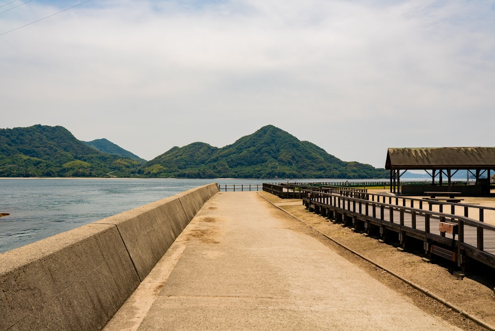 Muelle de madera marrón en el mar durante el día