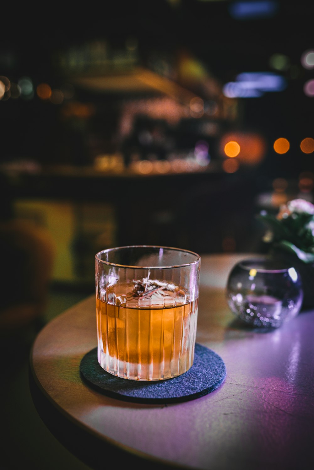 verre à liqueur transparent sur table en bois brun