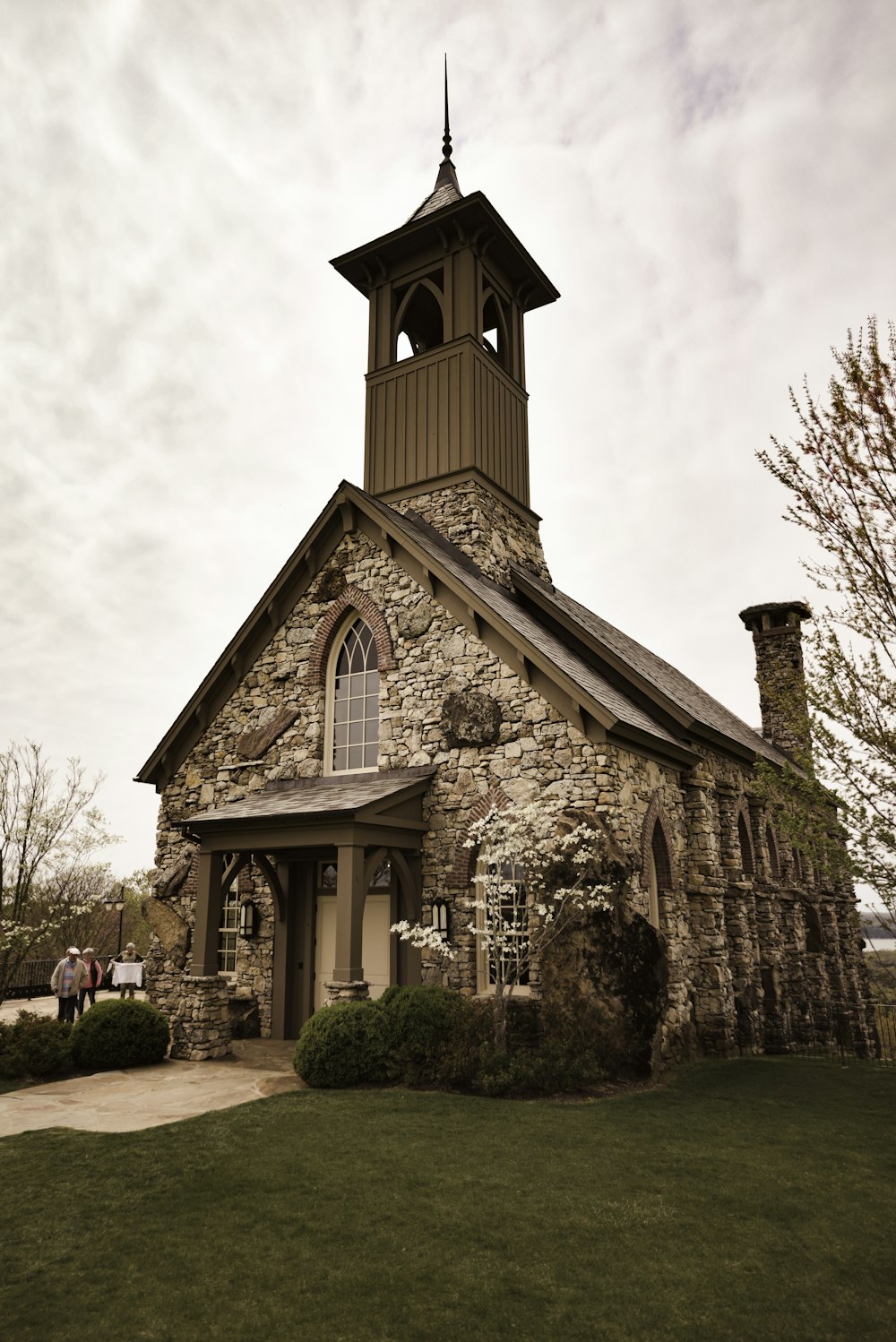 Iglesia de hormigón gris bajo cielo nublado gris