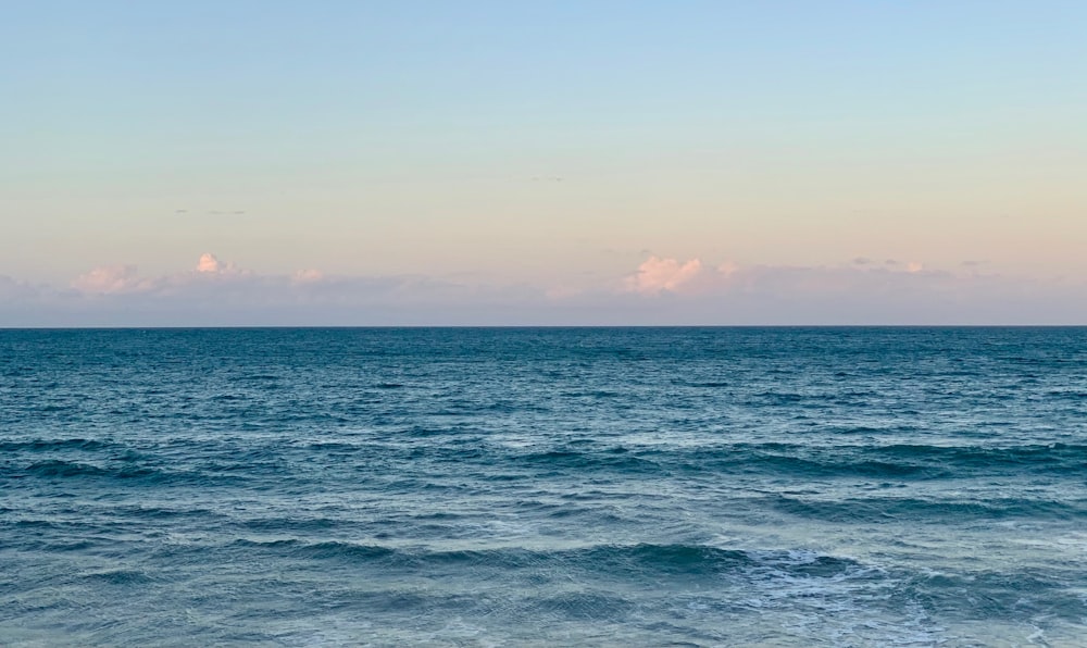 Mer bleue sous ciel bleu pendant la journée