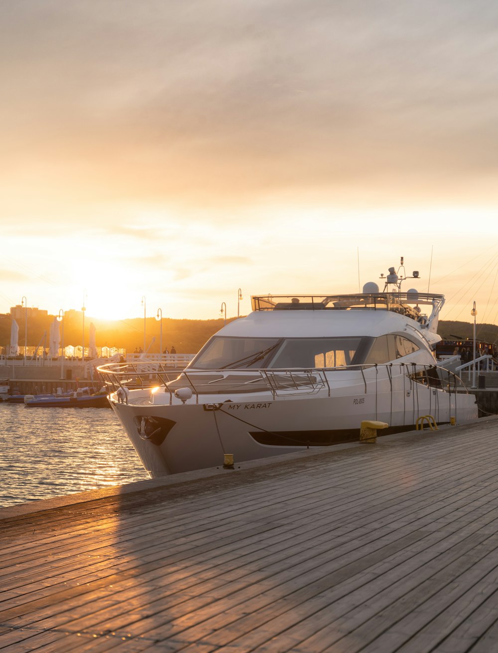 Weiße und schwarze Yacht am Dock während des Sonnenuntergangs