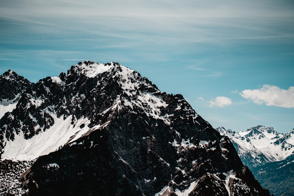 Schneebedeckter Berg unter blauem Himmel tagsüber