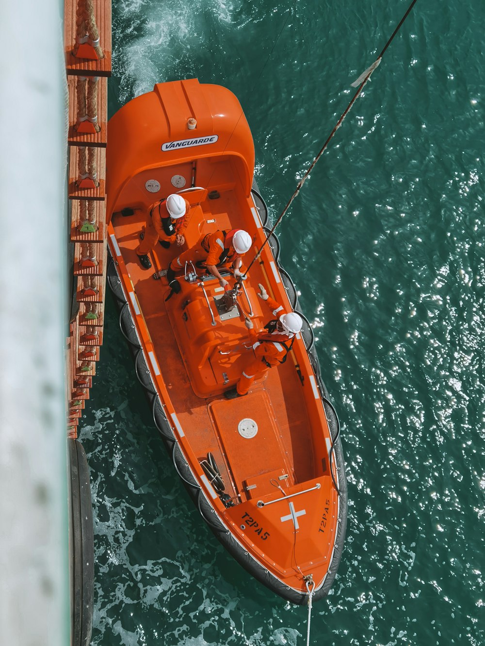 Barco naranja y blanco en el agua durante el día