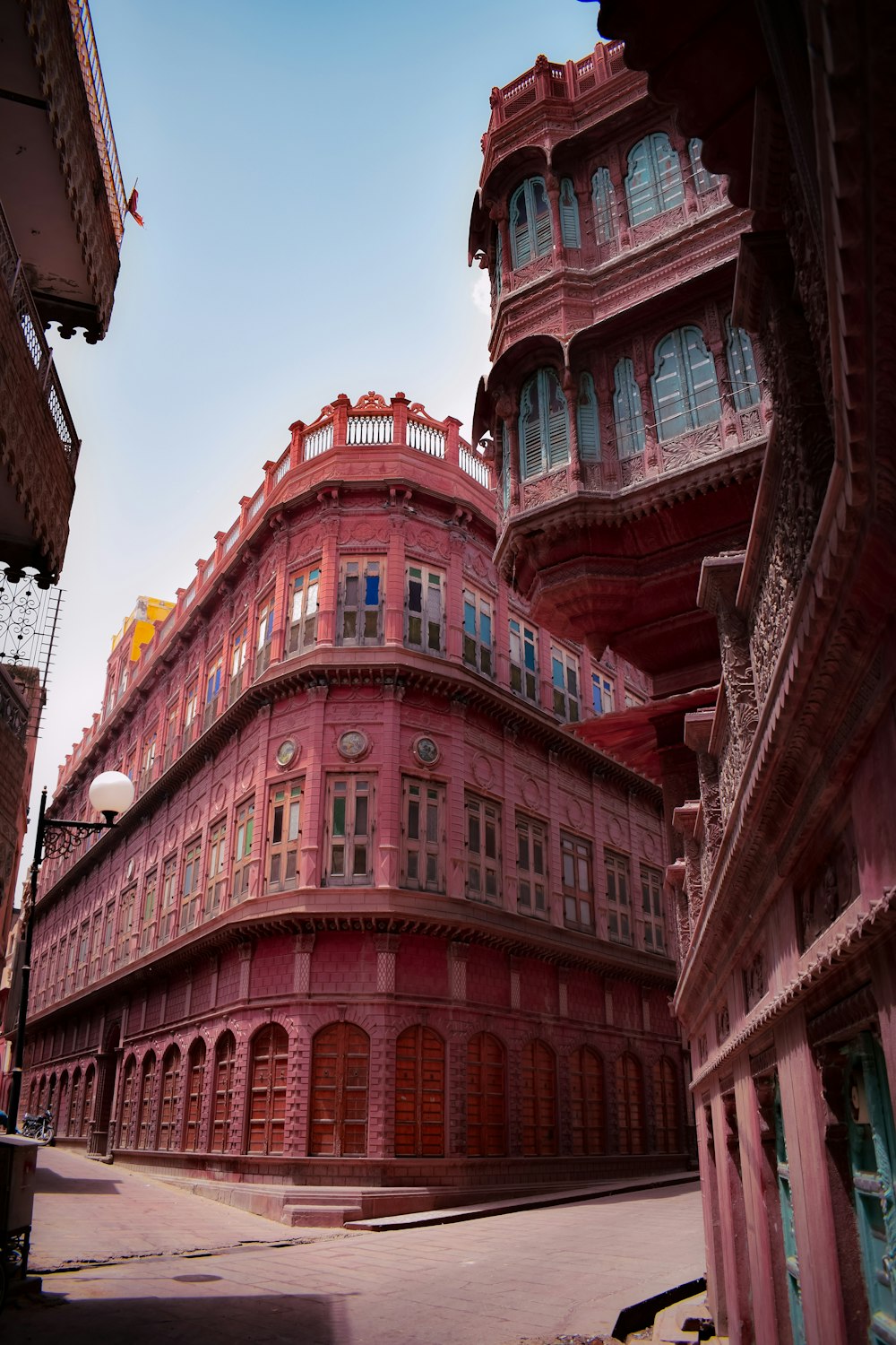 edifício de concreto vermelho e marrom