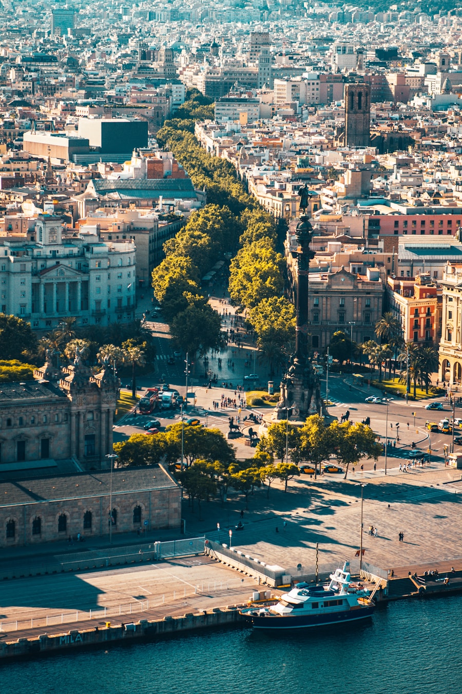 Vista aérea de La Rambla, el monumento a Colón y el puerto de Barcelona