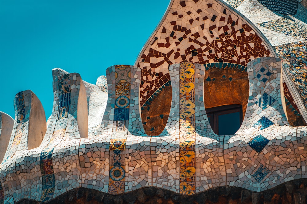 Casa de madera marrón y blanca bajo el cielo azul durante el día