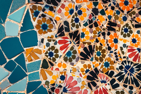 Détail macro de mosaïque artisanale aux tonalités chaudes