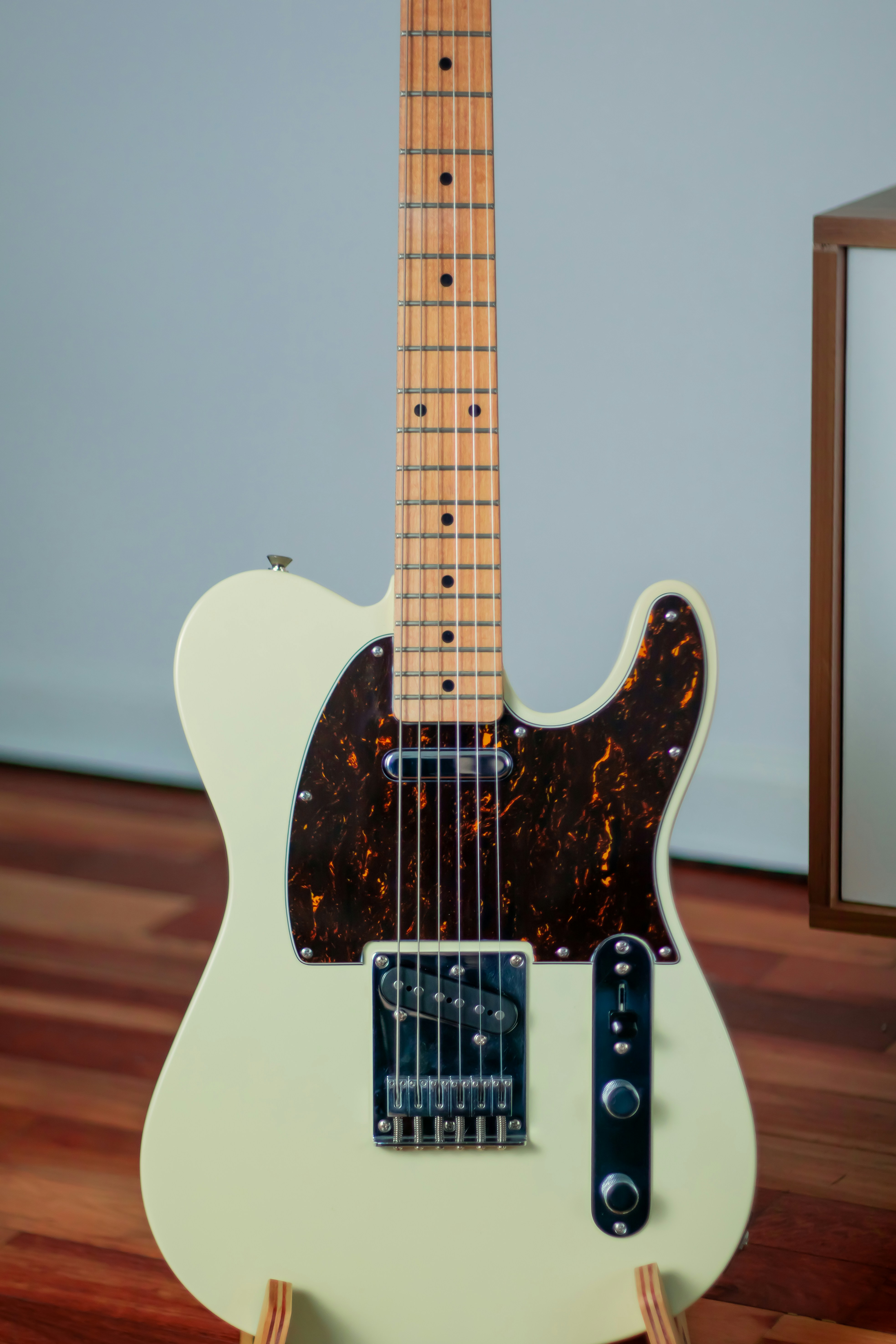 Gitar listrik Stratocaster putih dan coklat