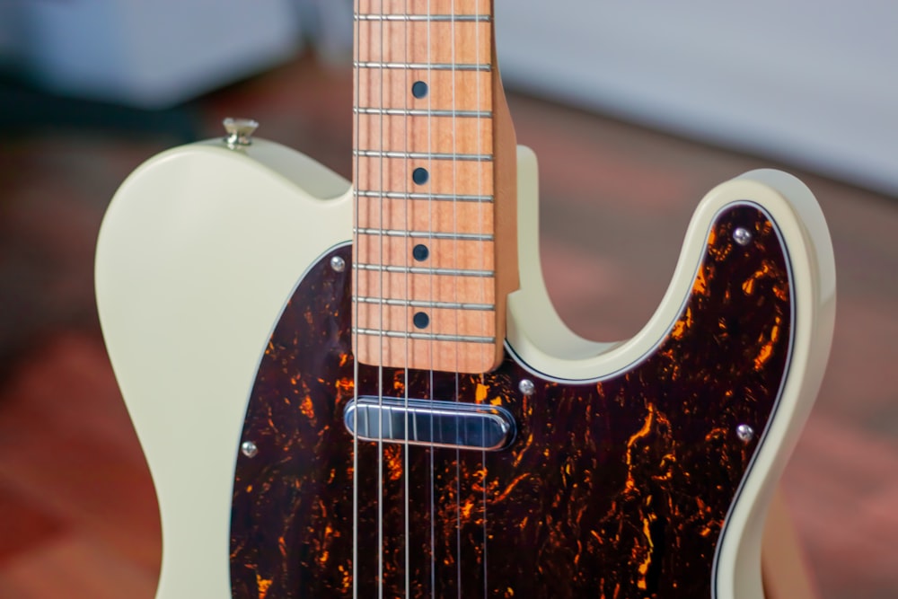 Chitarra elettrica Stratocaster marrone e bianca