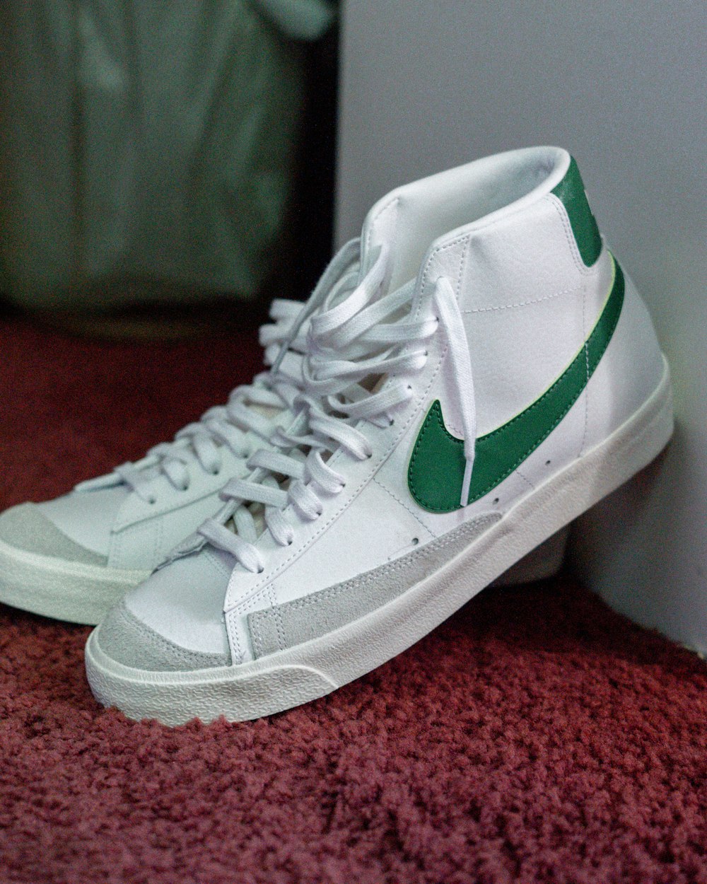 Foto Zapatillas bajas adidas blancas y verdes – Imagen California gratis en  Unsplash