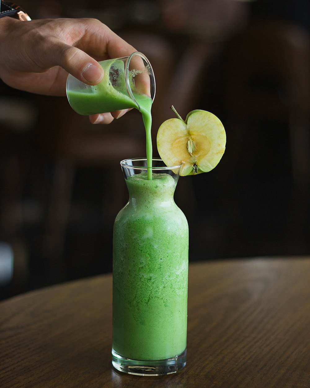 Persona sosteniendo un batido de frutas verdes