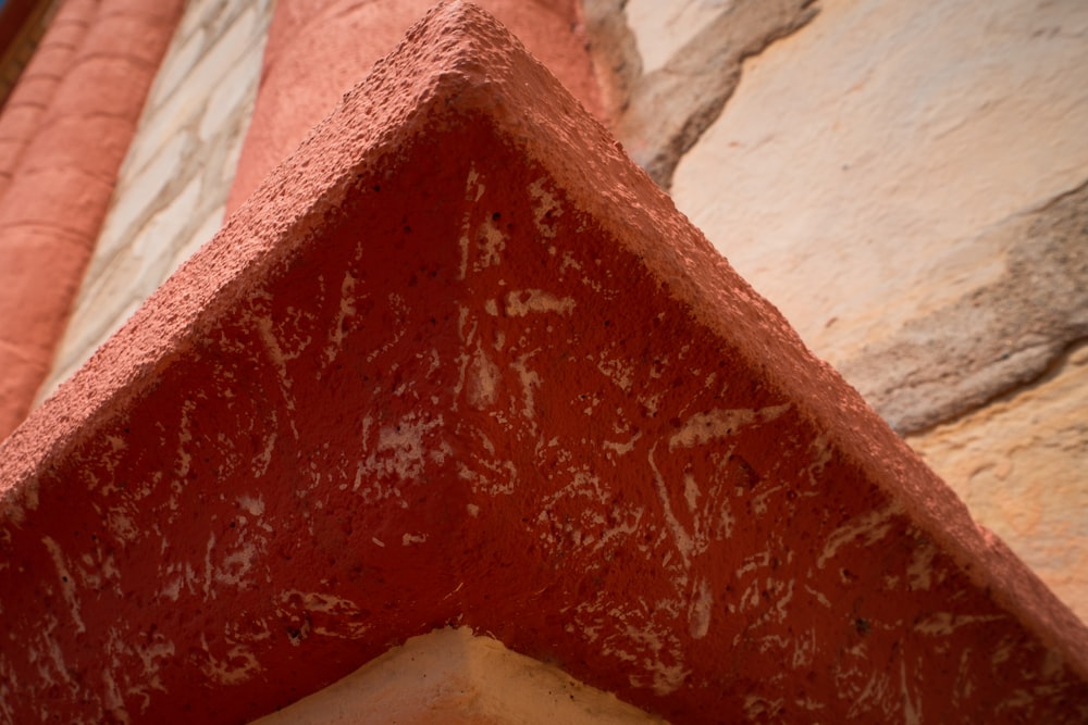 Muro de hormigón rojo y blanco