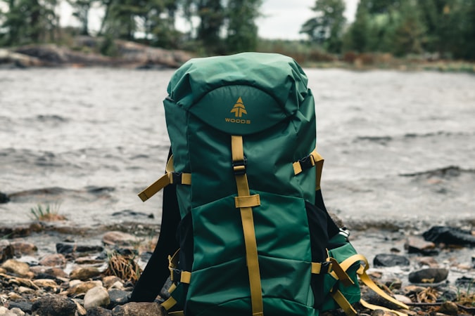 tas carrier pendaki dengan trash bag wajib di basecamp