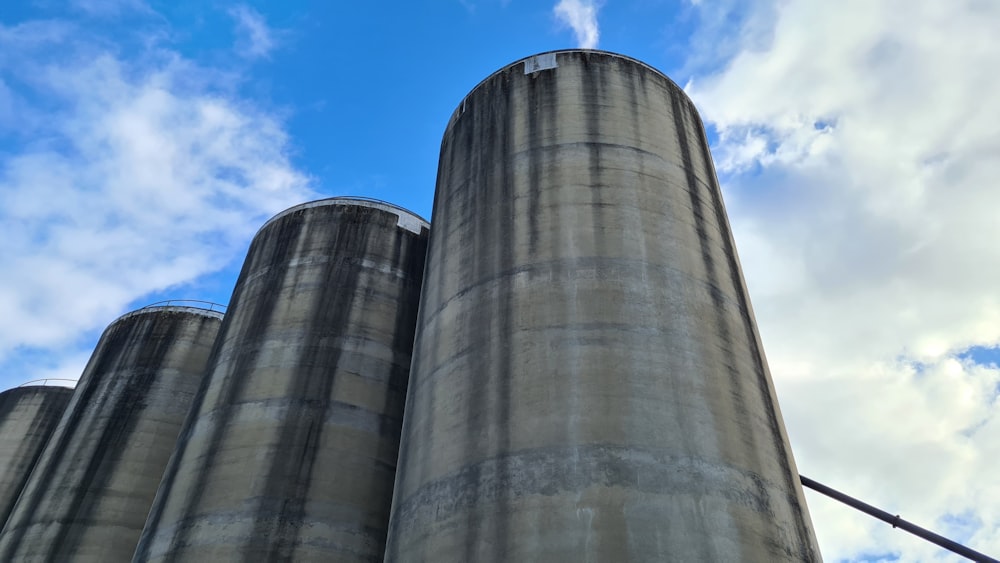 Bâtiment en béton gris sous le ciel bleu pendant la journée