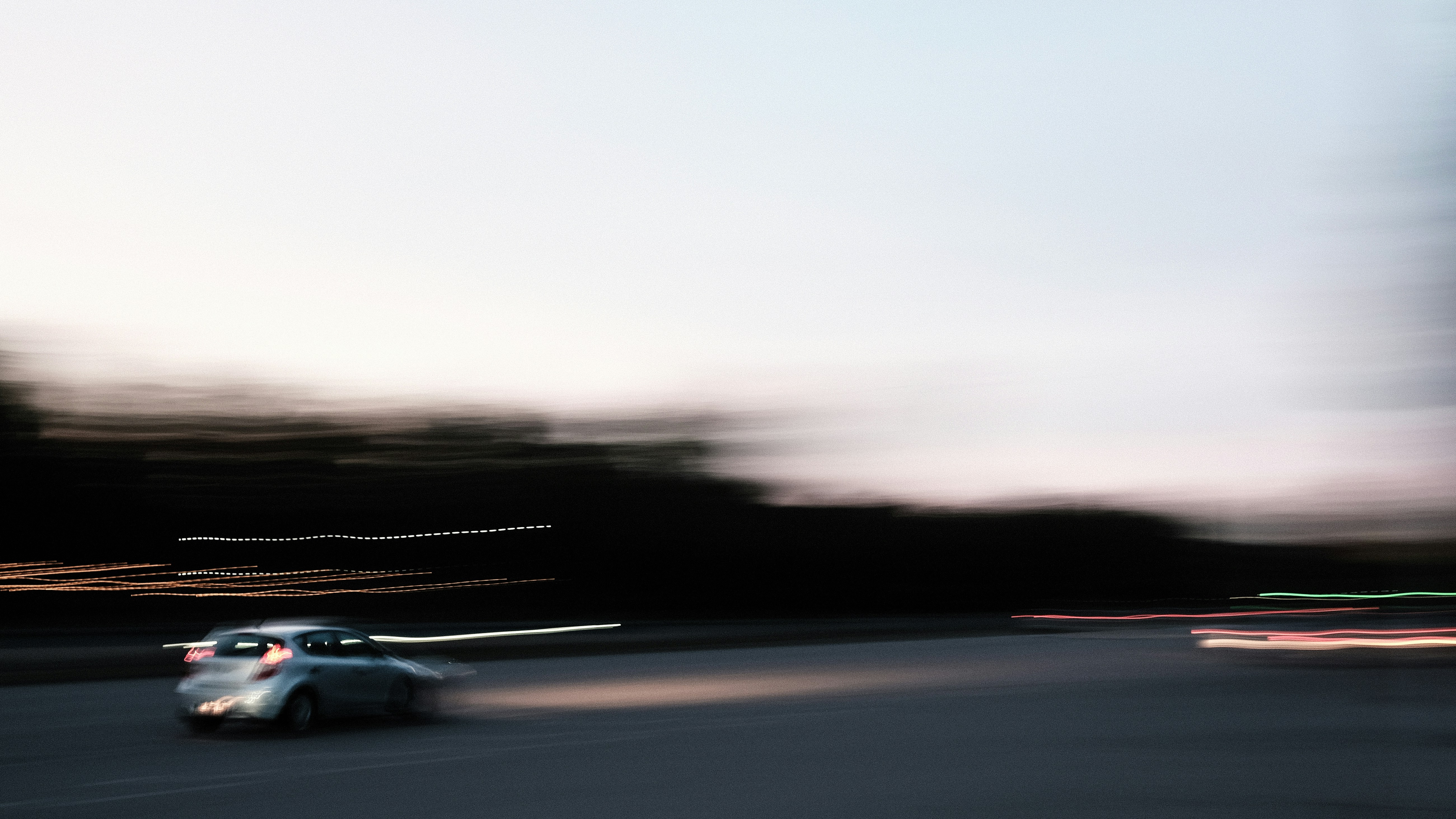 Coche negro en la carretera durante el día