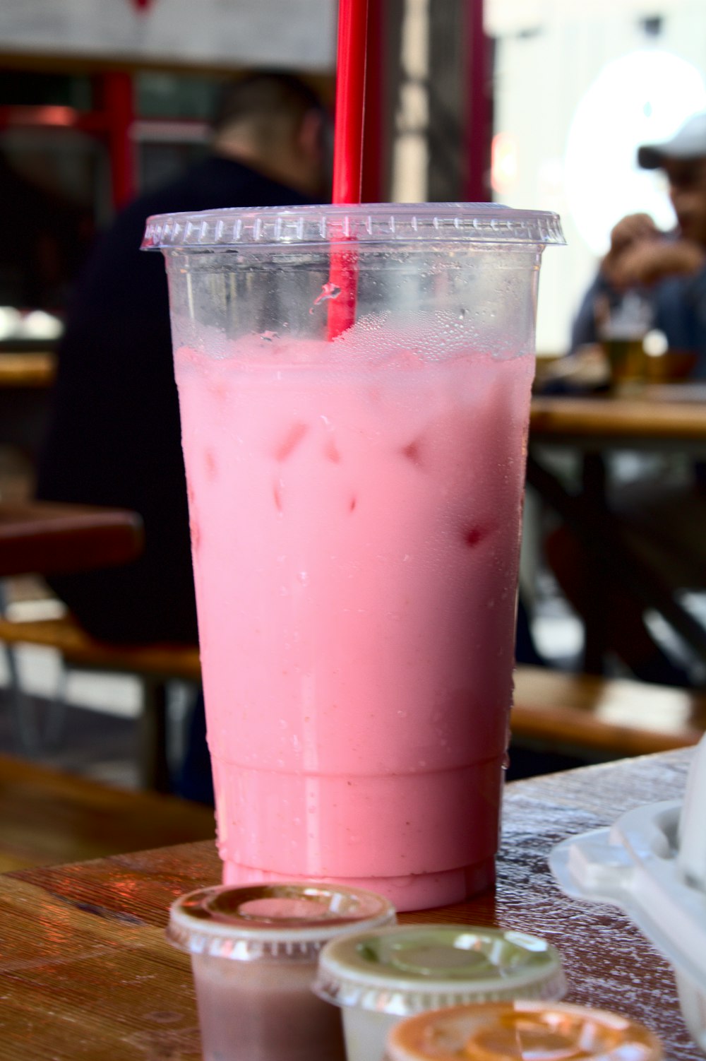 투명한 플라스틱 컵에 있는 분홍색 액체