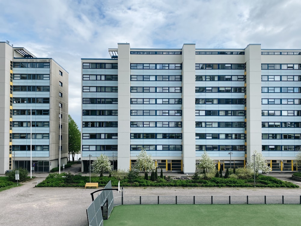 Weißes und graues Betongebäude unter grauem Himmel tagsüber