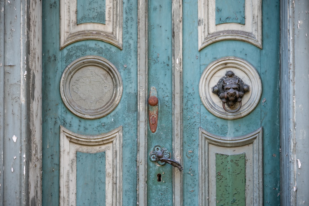 porta de madeira branca com maçaneta de latão