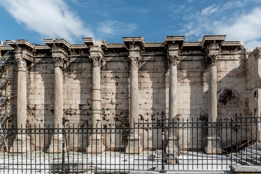 Braunes Betongebäude unter blauem Himmel tagsüber