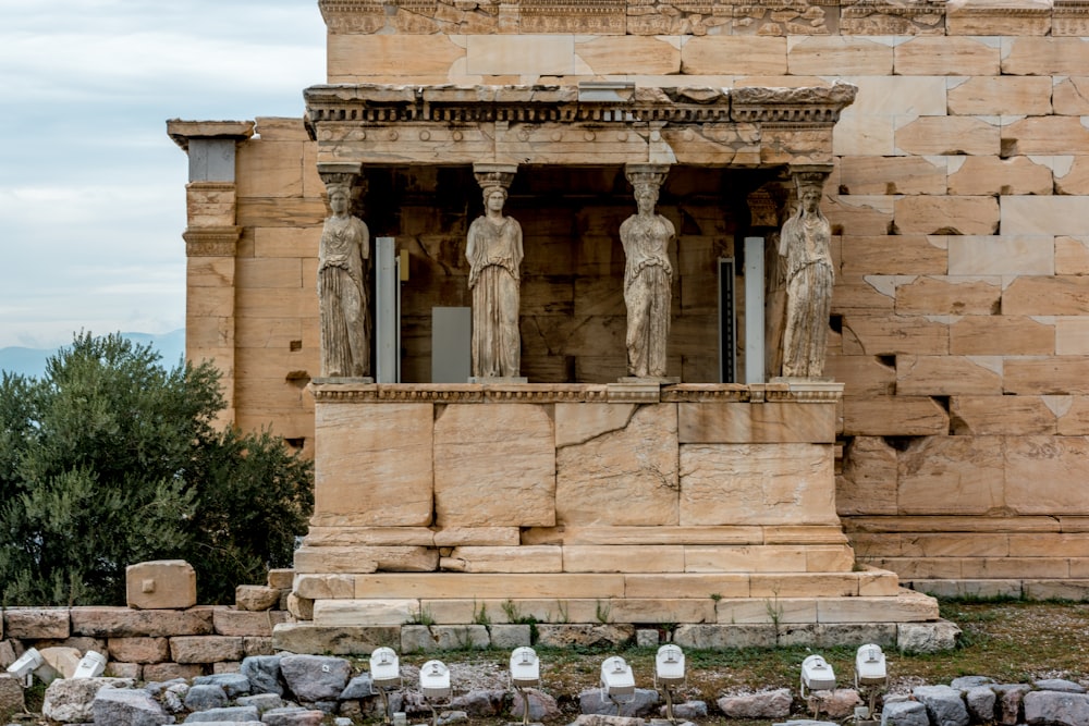 edificio in cemento marrone durante il giorno