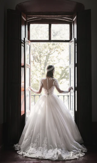 Pengantin di tepi tingkap