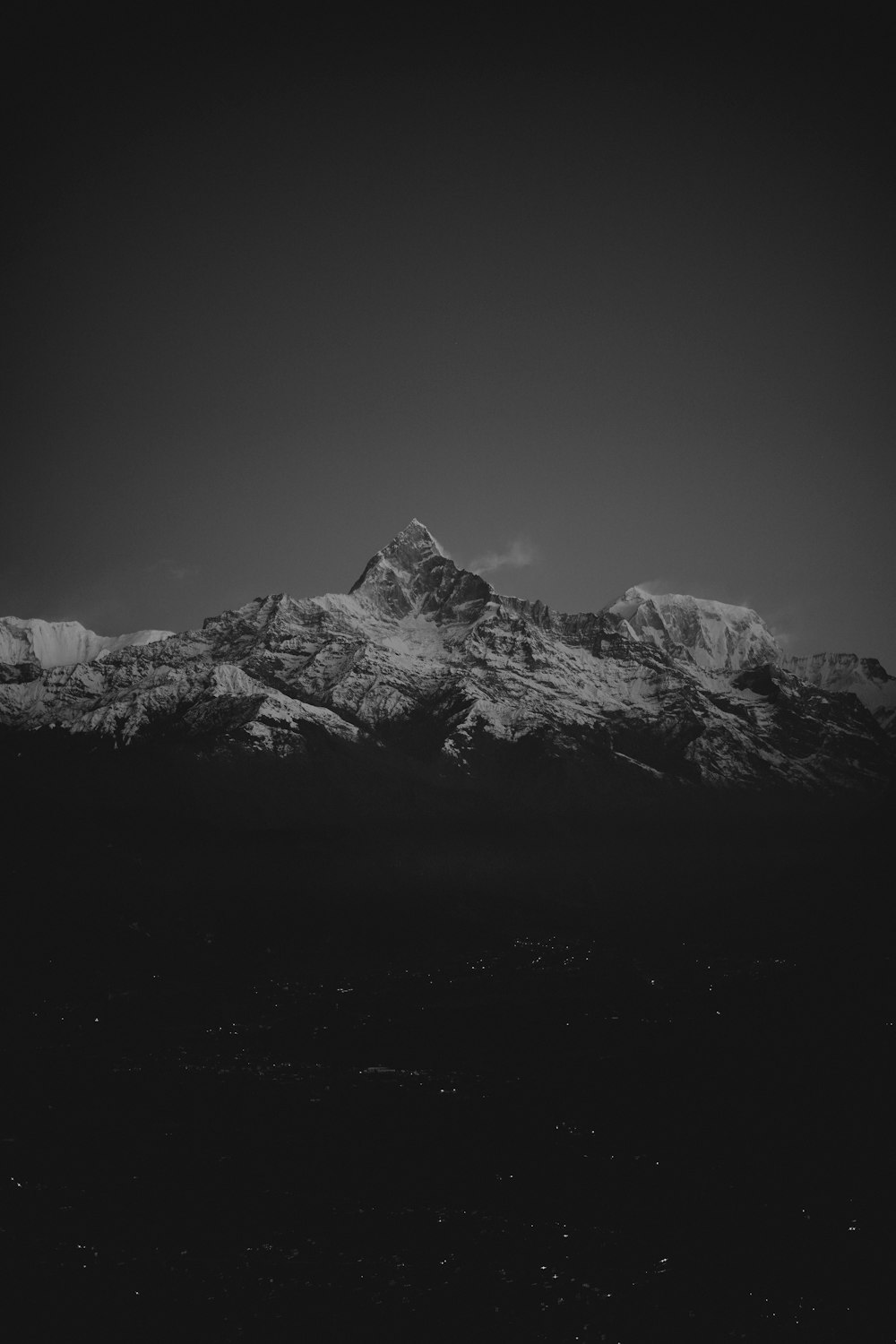 Foto in scala di grigi della montagna innevata