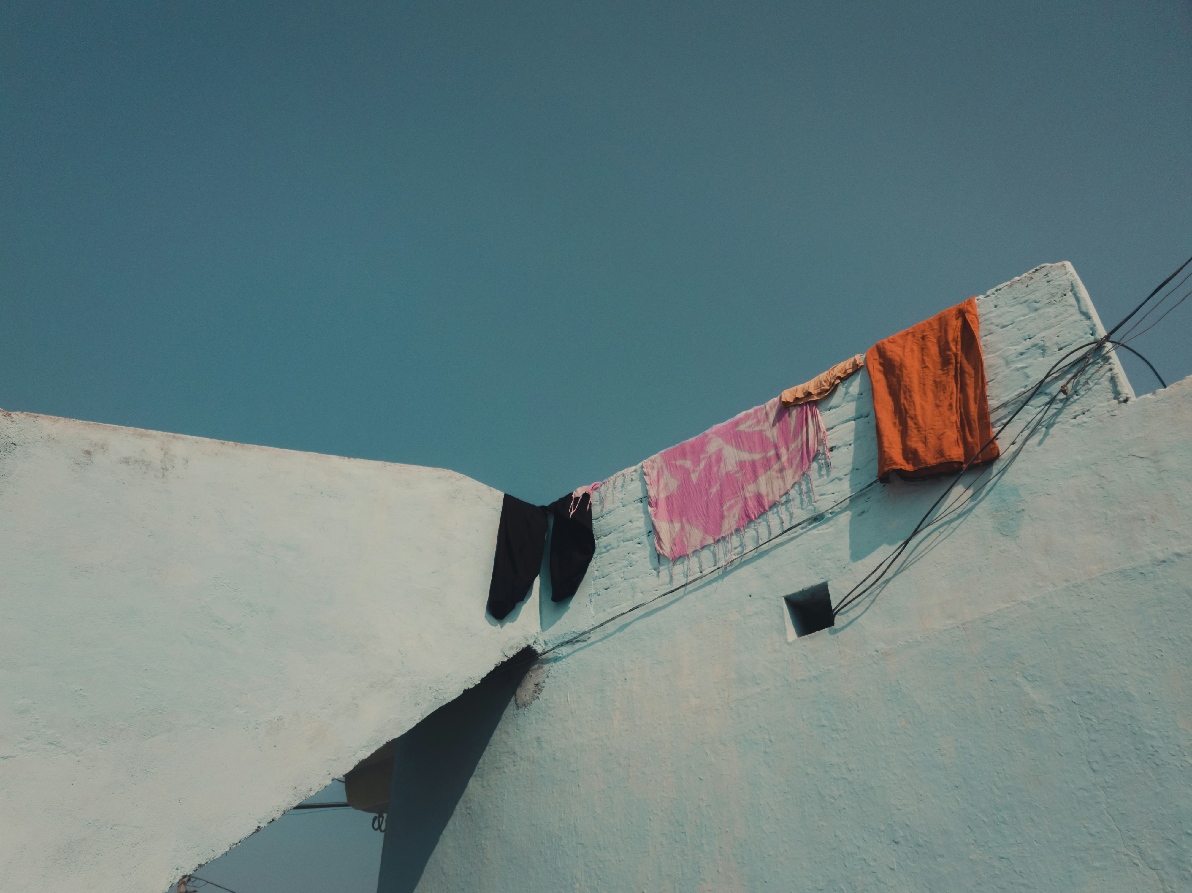 Waarom gaat kleding muf ruiken? – Hoe krijg ik muffe geur uit mijn kleding?