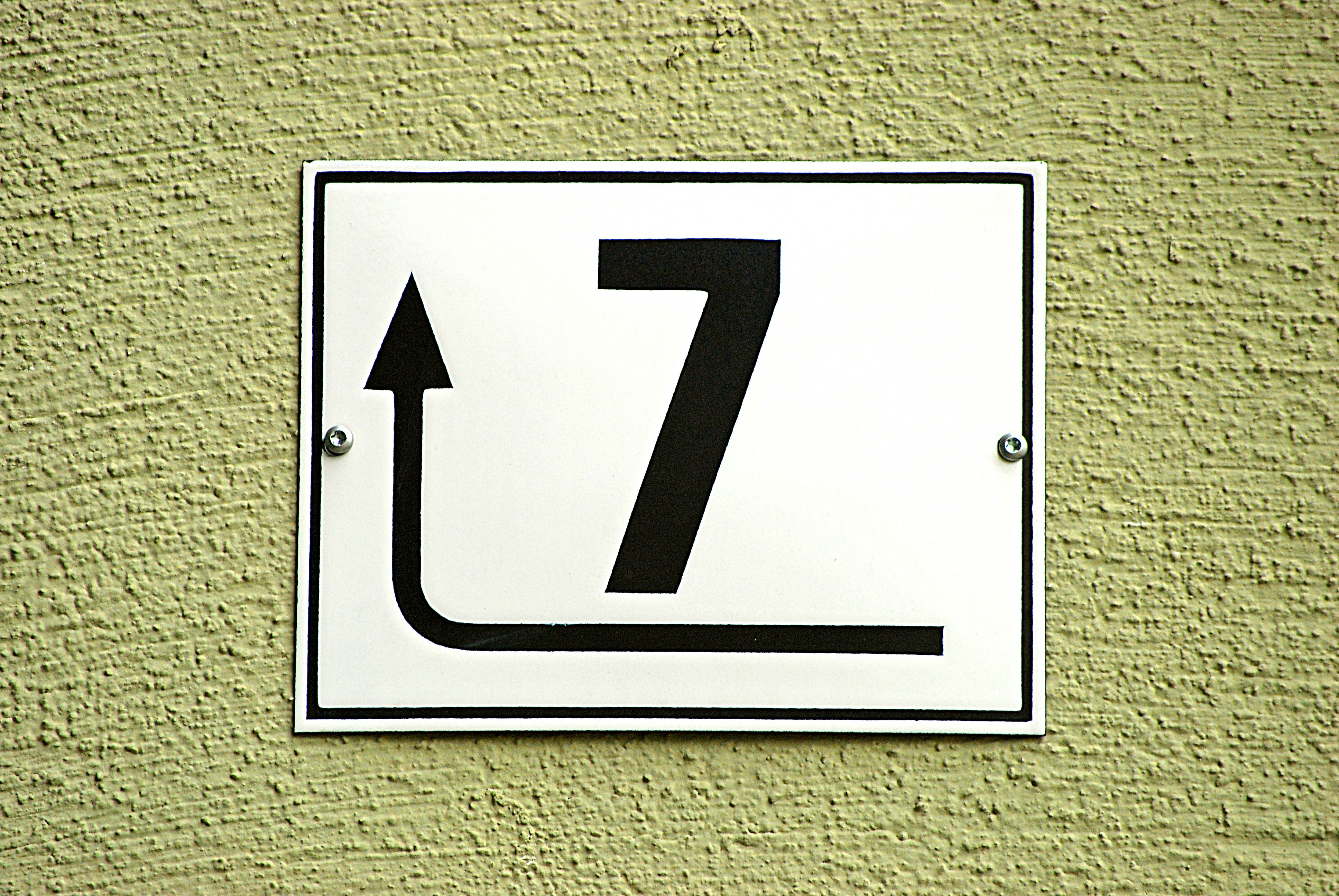 Zum Haus Nummer 7 um die Ecke bitte | to get to house number 7 (seven), please turn the corner