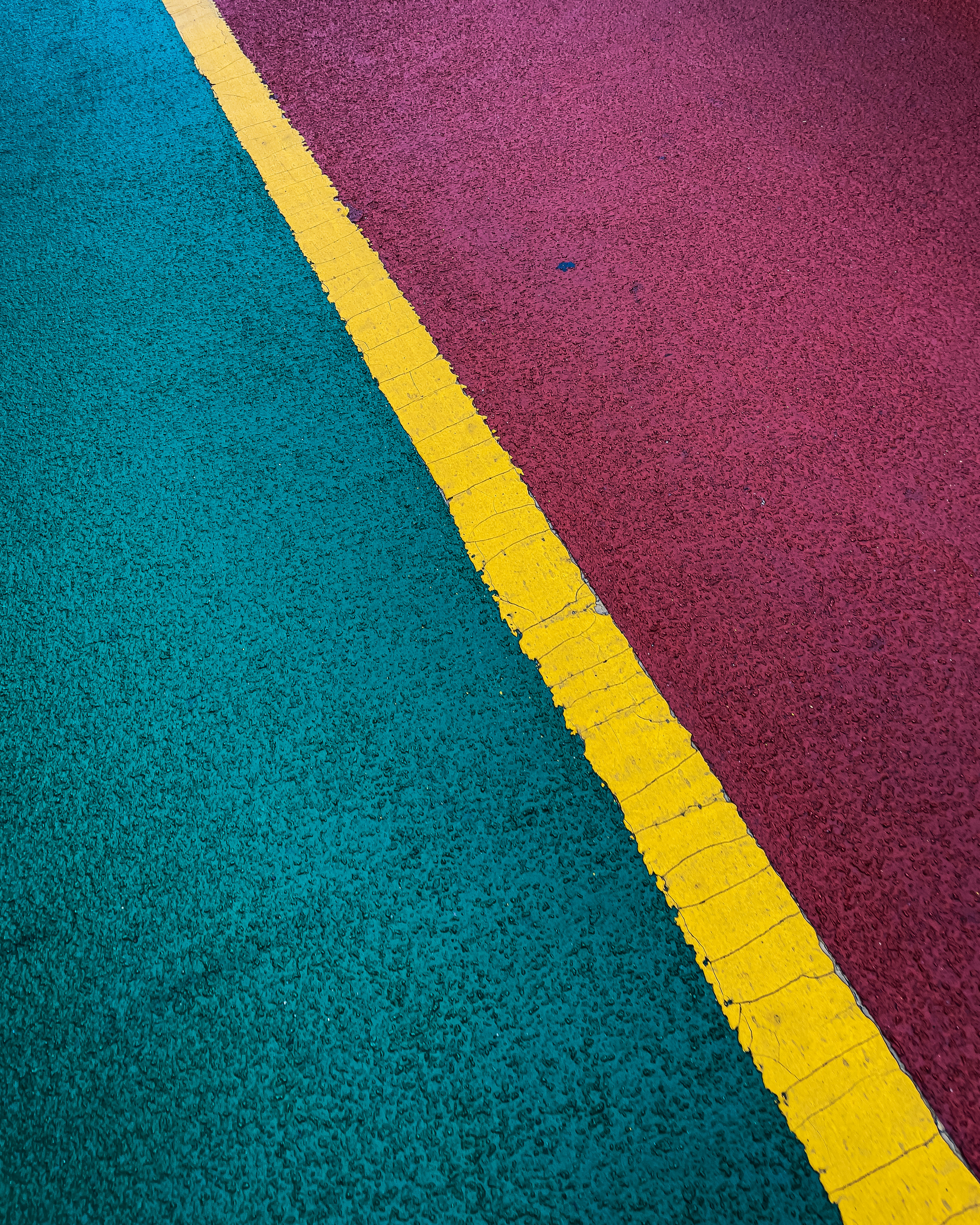 Route en béton vert et jaune