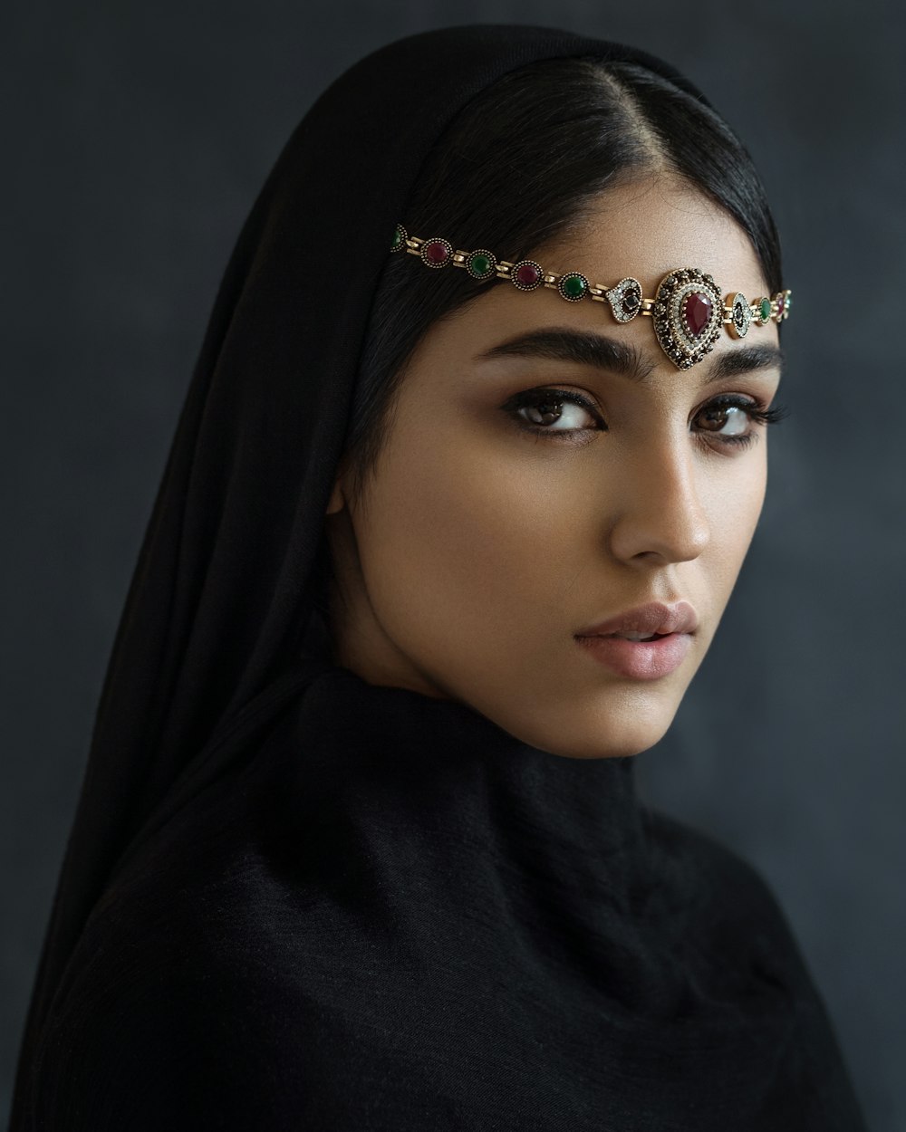 Femme en hijab noir et bague en argent