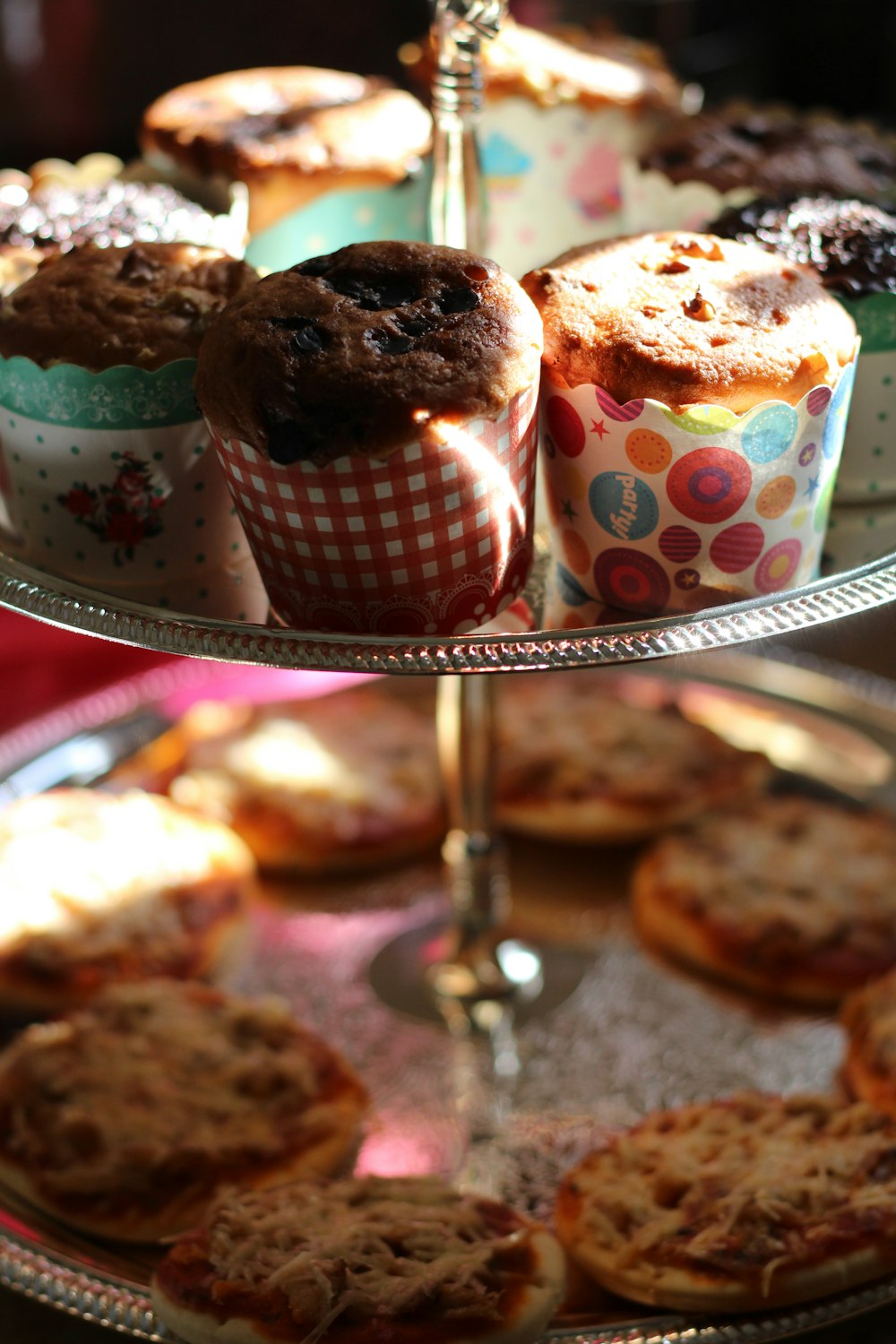 Braune und weiße Cupcakes auf Edelstahltablett