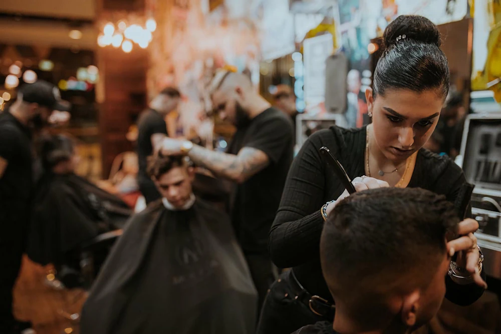 Barbeiro realizando um corte com precisão
