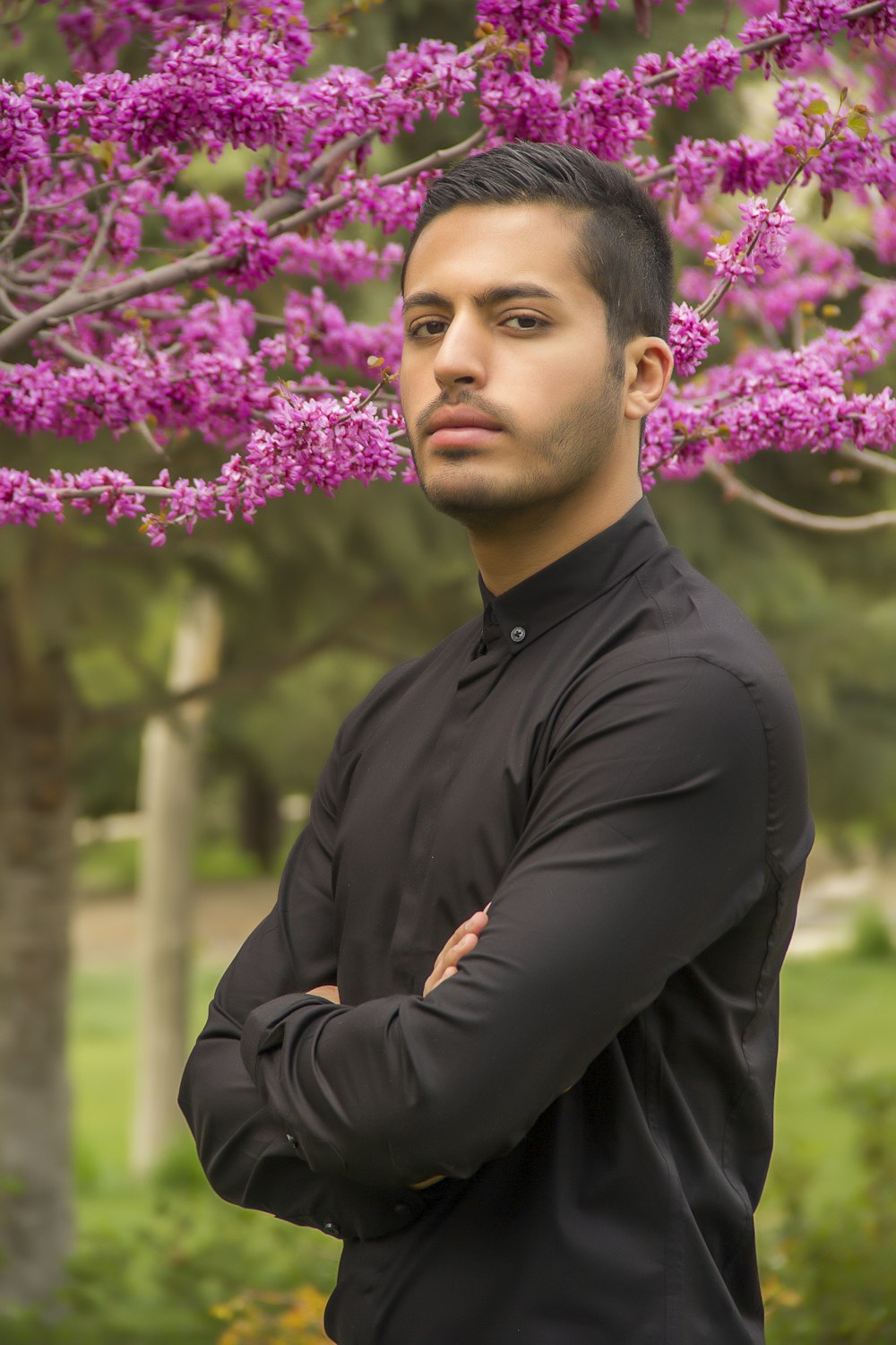Dando Mariscos montículo Foto Hombre con camisa negra de manga larga junto a flores moradas durante  el día – Imagen Persona gratis en Unsplash