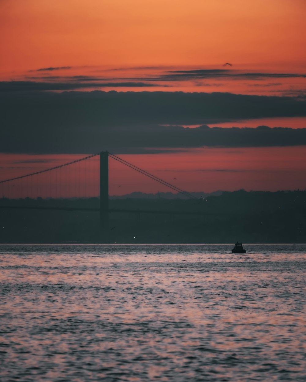 Barco en el mar durante la puesta de sol
