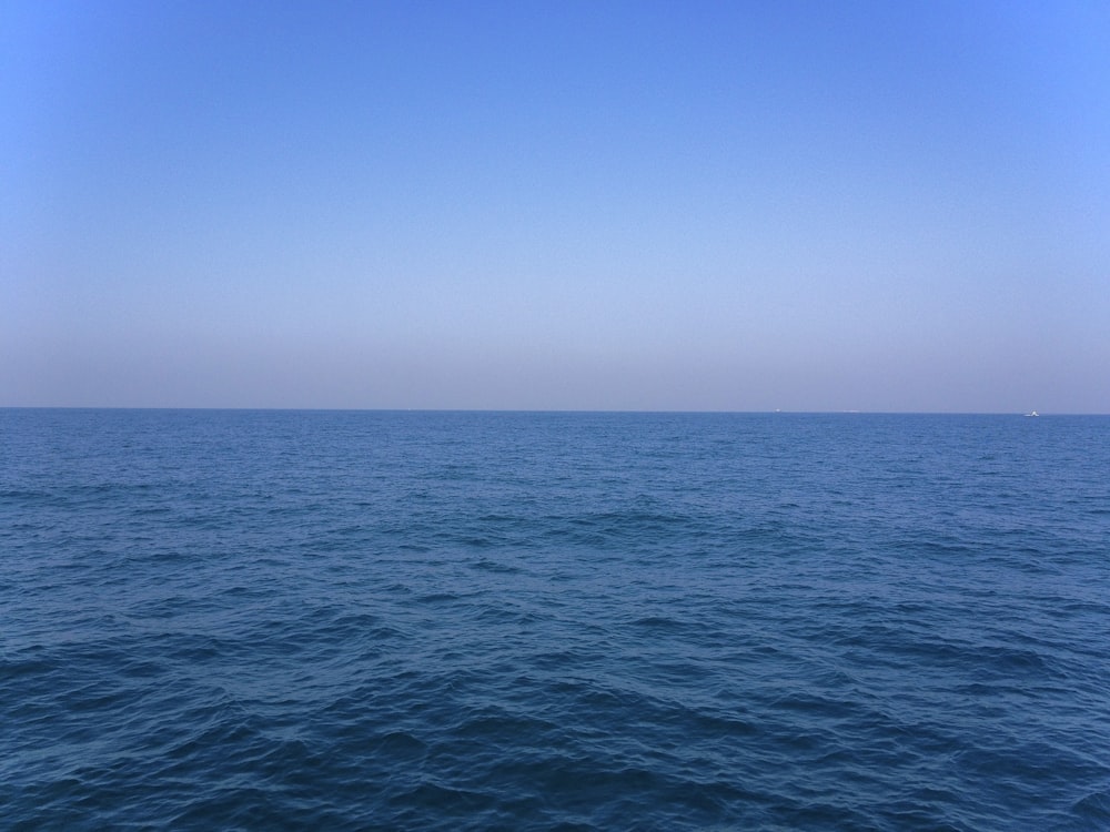 acqua blu dell'oceano sotto il cielo blu durante il giorno