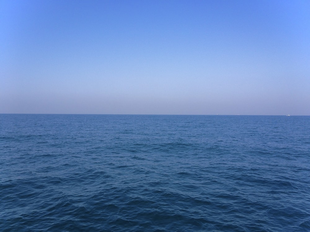 낮 동안 푸른 하늘 아래 푸른 바다 물
