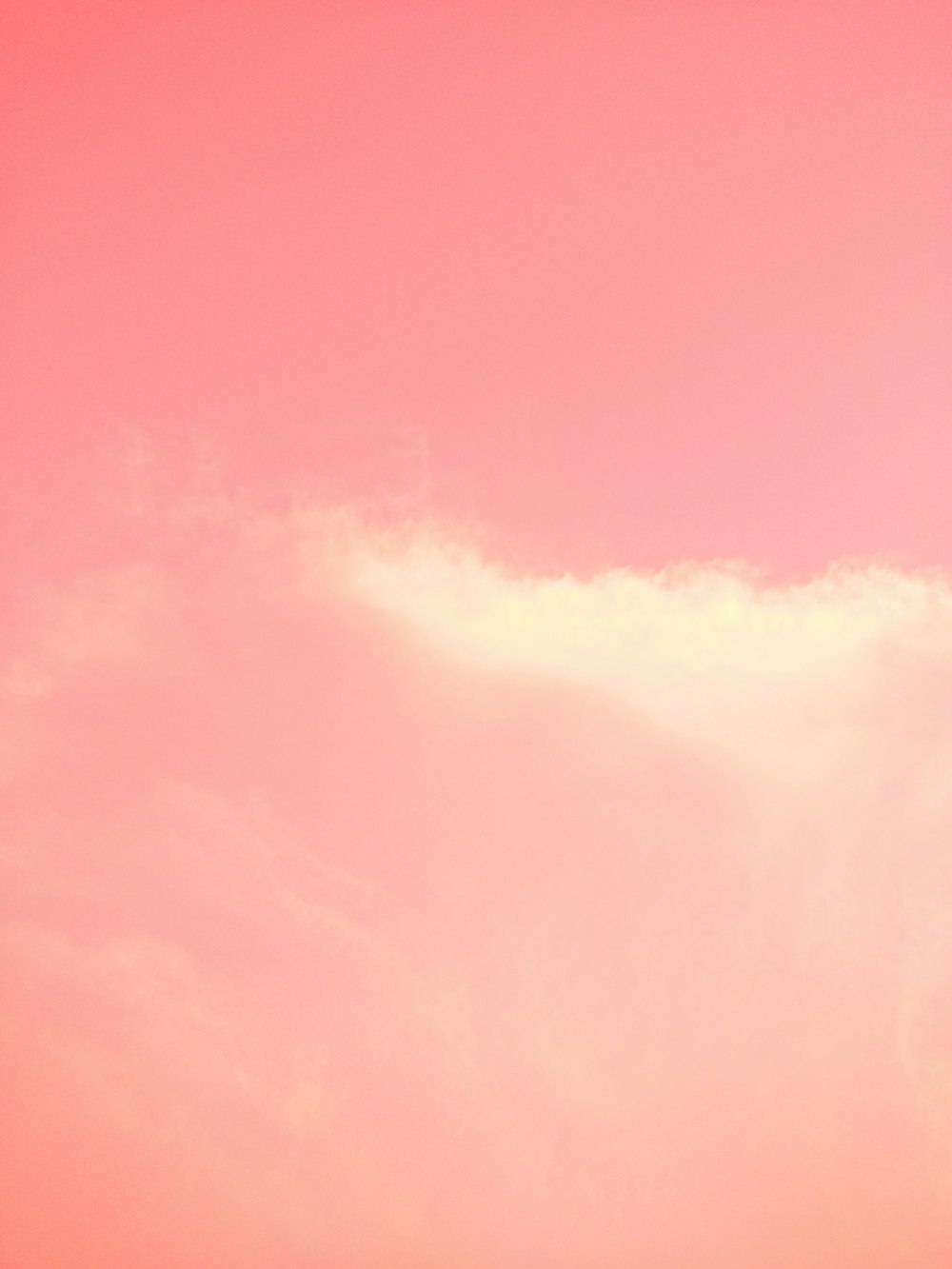 ピンクと青の曇り空