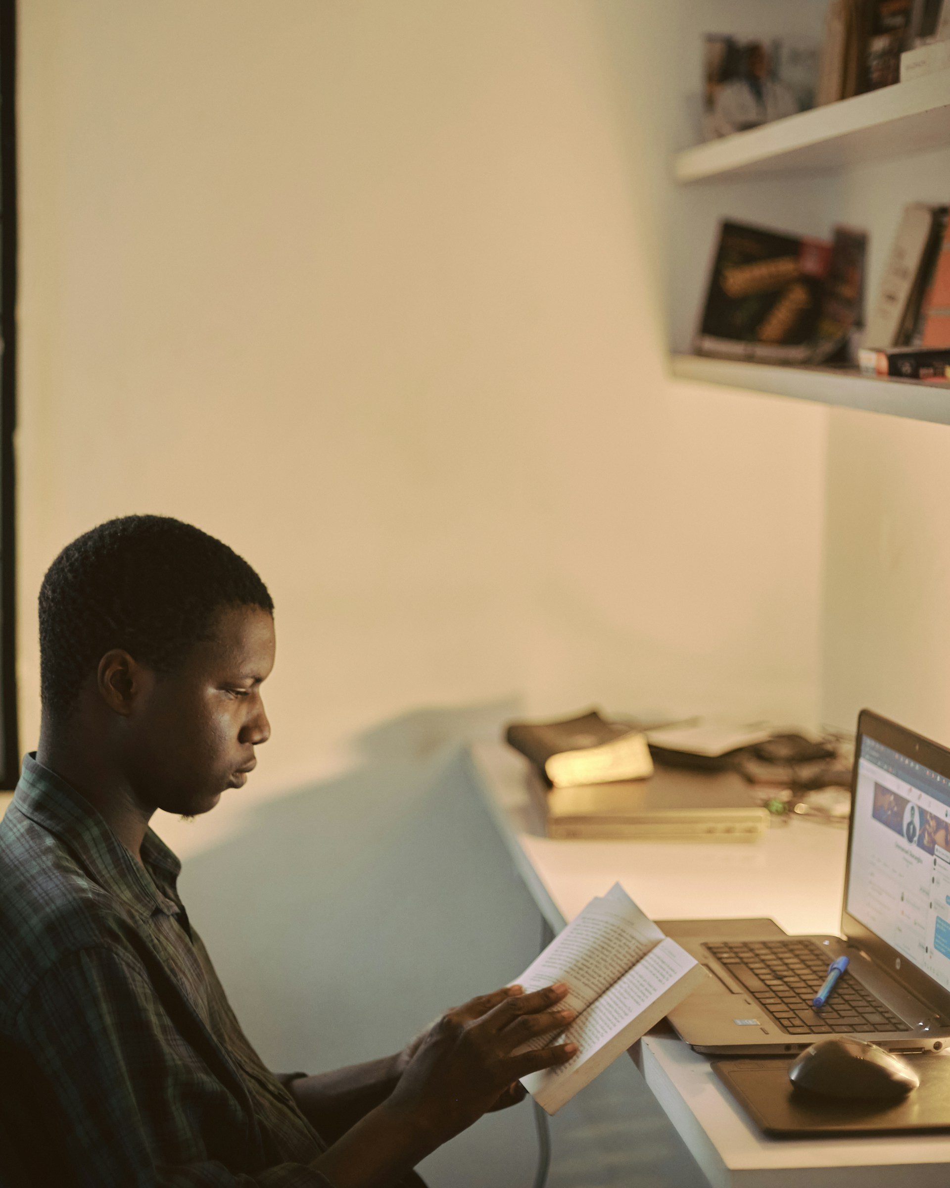 gray computer monitor