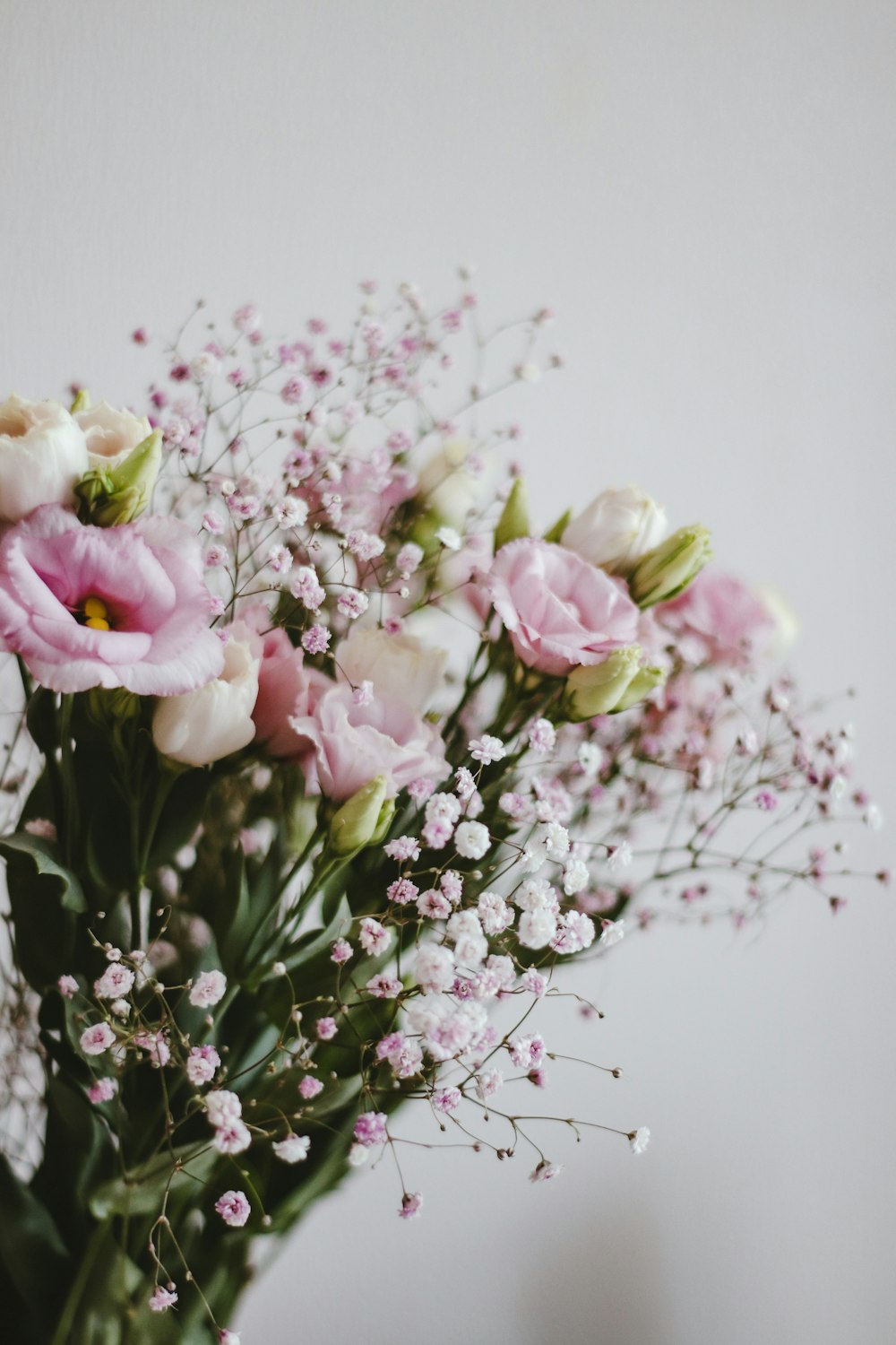 흰색 테이블에 분홍색과 흰색 꽃