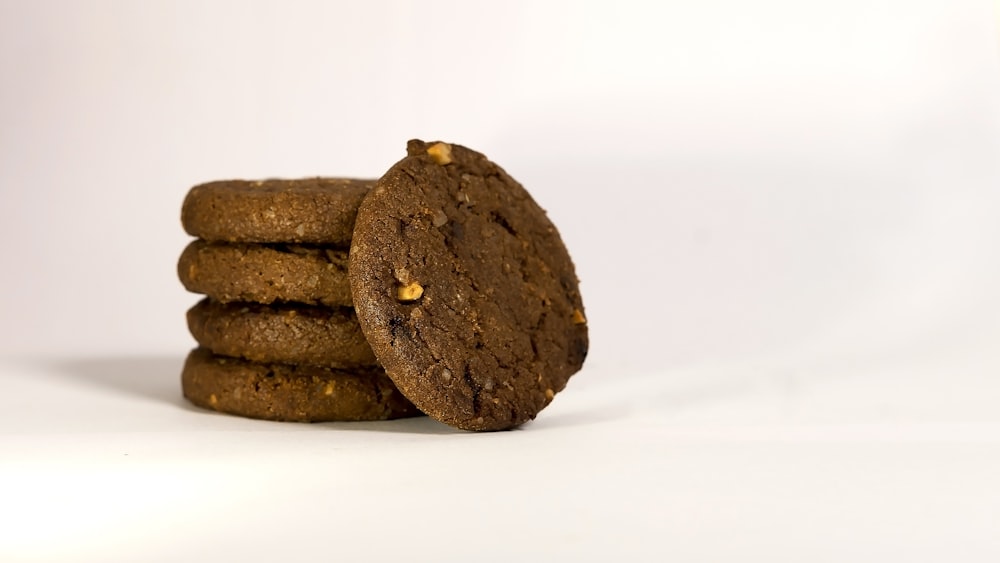 galletas marrones sobre superficie blanca