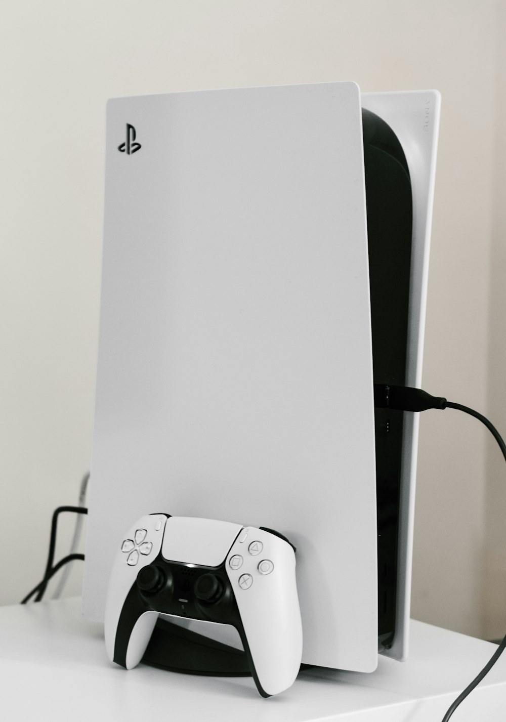 Consola PlayStation Five y mando blancos