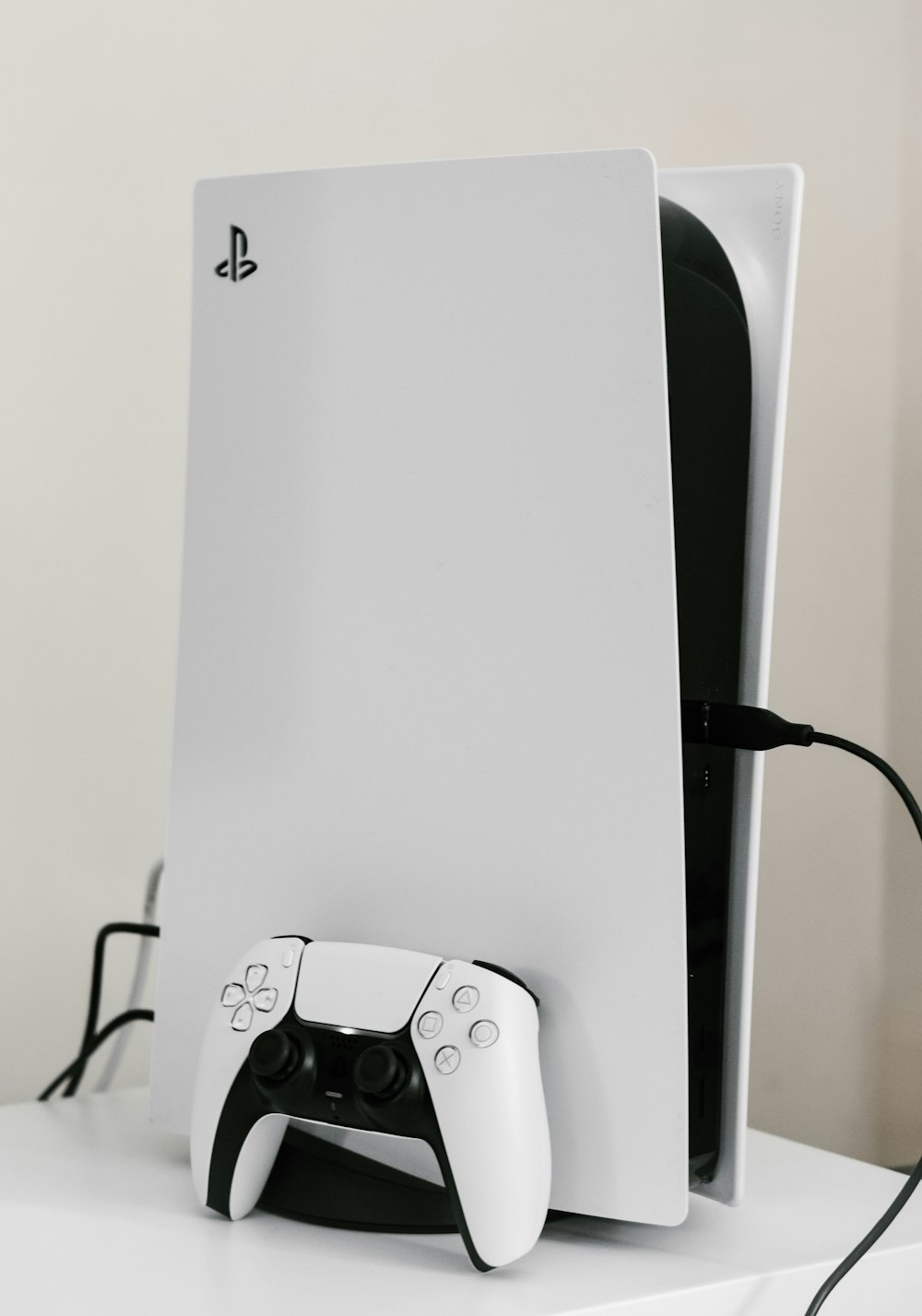 Weiße PlayStation Five-Konsole und Controller