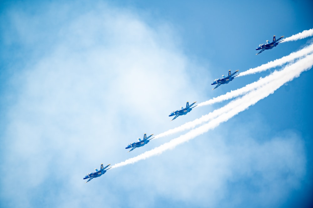 Cuatro aviones de combate en el aire